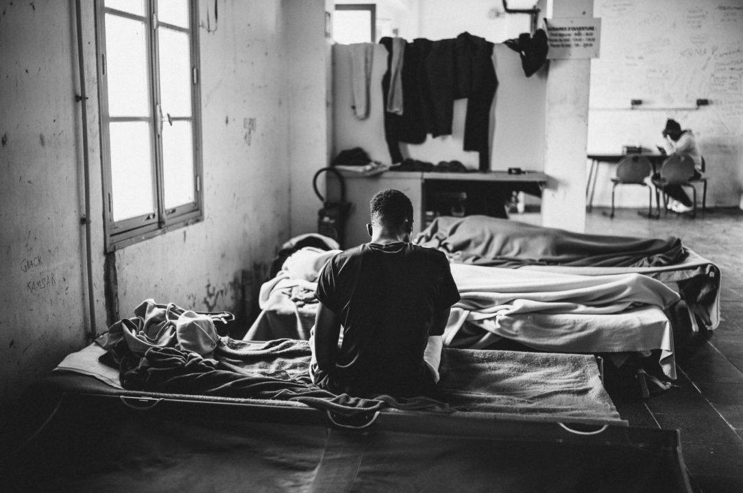France, Bayonne, May 29 2024, Pausa is the reception centre for refugee migrant and asymul seekers after they have crossed the border between France and Spain. They rest here for a few days before setting off again. Here, a migrant on his bed in Pausa s refectory. Photograph by Guillaume FAUVEAU / HANS LUCAS for LIBERATION.
France, Bayonne, 29 Mai 2024, Pausa est le centre d accueil des migrants, refugies et demandeurs d asile apres qu ils aient passe la frontiere entre la France et l Espagne. Il s y reposent quelques jours avant de reprendre leur route. Ici un migrant sur son lit dans la salle du refectoire de Pausa. Photographie par Guillaume FAUVEAU / HANS LUCAS pour LIBERATION.