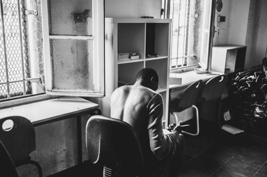 France, Bayonne, May 29 2024, Pausa is the reception centre for refugee migrant and asymul seekers after they have crossed the border between France and Spain. They rest here for a few days before setting off again. Here a migrant reads a book in Pausa s refectory. Photograph by Guillaume FAUVEAU / HANS LUCAS for LIBERATION.
France, Bayonne, 29 Mai 2024, Pausa est le centre d accueil des migrants, refugies et demandeurs d asile apres qu ils aient passe la frontiere entre la France et l Espagne. Il s y reposent quelques jours avant de reprendre leur route. Ici un migrant lit un livre dans la salle du refectoire de Pausa. Photographie par Guillaume FAUVEAU / HANS LUCAS pour LIBERATION.