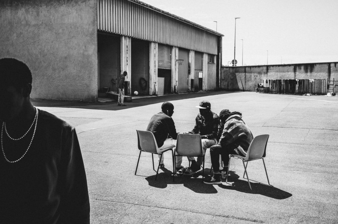 France, Bayonne, May 31 2024, Pausa is the reception centre for refugee migrant and asymul seekers after they have crossed the border between France and Spain. They rest here for a few days before setting off again. Here migrants in the outer courtyard of the reception center. Photograph by Guillaume FAUVEAU / HANS LUCAS for LIBERATION.
France, Bayonne, 31 Mai 2024, Pausa est le centre d accueil des migrants, refugies et demandeurs d asile apres qu ils aient passe la frontiere entre la France et l Espagne. Il s y reposent quelques jours avant de reprendre leur route. Ici des migrants dans la cour exterieure du centre d accueil. Photographie par Guillaume FAUVEAU / HANS LUCAS pour LIBERATION.