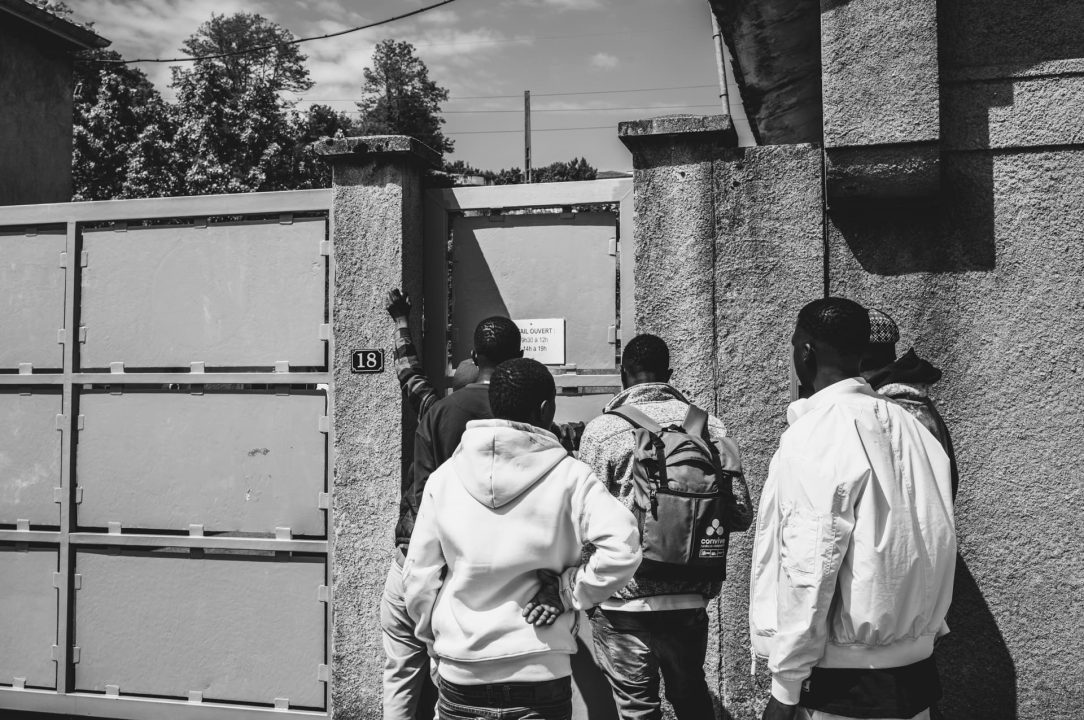 France, Bayonne, May 29 2024, Pausa is the reception centre for refugee migrant and asymul seekers after they have crossed the border between France and Spain. They rest here for a few days before setting off again. Here, migrants in front of the Pausa reception room. Photograph by Guillaume FAUVEAU / HANS LUCAS for LIBERATION.
France, Bayonne, 29 Mai 2024, Pausa est le centre d accueil des migrants, refugies et demandeurs d asile apres qu ils aient passe la frontiere entre la France et l Espagne. Il s y reposent quelques jours avant de reprendre leur route. Ici des migrants devant le centre d accueil de Pausa. Photographie par Guillaume FAUVEAU / HANS LUCAS pour LIBERATION.