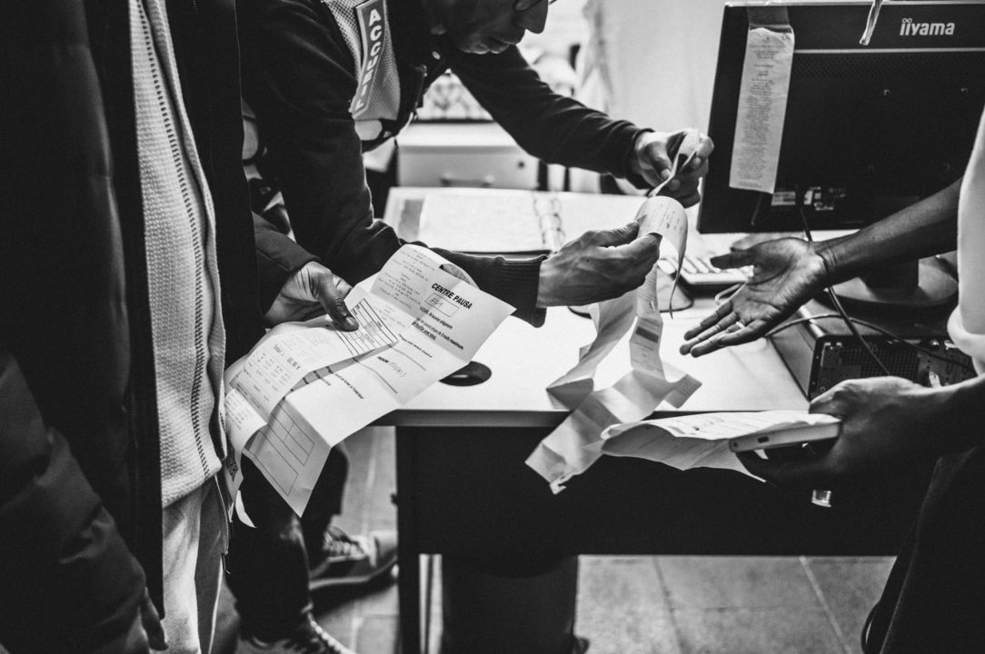 France, Bayonne, May 29 2024, Pausa is the reception centre for refugee migrant and asymul seekers after they have crossed the border between France and Spain. They rest here for a few days before setting off again. Here, the workers help the refugees to buy their bus tickets and make the best possible connections. One rule: never buy cross-border tickets, as it is a criminal offence to help people cross a border. Photograph by Guillaume FAUVEAU / HANS LUCAS for LIBERATION.
France, Bayonne, 29 Mai 2024, Pausa est le centre d accueil des migrants, refugies et demandeurs d asile apres qu ils aient passe la frontiere entre la France et l Espagne. Il s y reposent quelques jours avant de reprendre leur route. Ici, les travailleurs aident les accueillis a acheter leurs billets de bus et etablir les correspondances aux meilleurs prix. Une regle : ne jamais prendre de billets transfrontaliers car l aide au franchissement d une frontiere est un delit. Photographie par Guillaume FAUVEAU / HANS LUCAS pour LIBERATION.