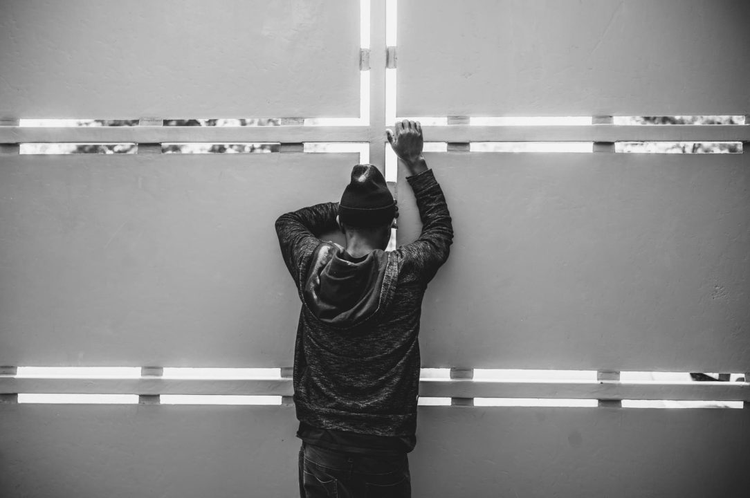 France, Bayonne, May 31 2024, Pausa is the reception centre for refugee migrant and asymul seekers after they have crossed the border between France and Spain. They rest here for a few days before setting off again. Here a migrant in the outer courtyard of the reception center. Photograph by Guillaume FAUVEAU / HANS LUCAS for LIBERATION.
France, Bayonne, 31 Mai 2024, Pausa est le centre d accueil des migrants, refugies et demandeurs d asile apres qu ils aient passe la frontiere entre la France et l Espagne. Il s y reposent quelques jours avant de reprendre leur route. Ici un migrant dans la cour exterieure du centre d accueil. Photographie par Guillaume FAUVEAU / HANS LUCAS pour LIBERATION.