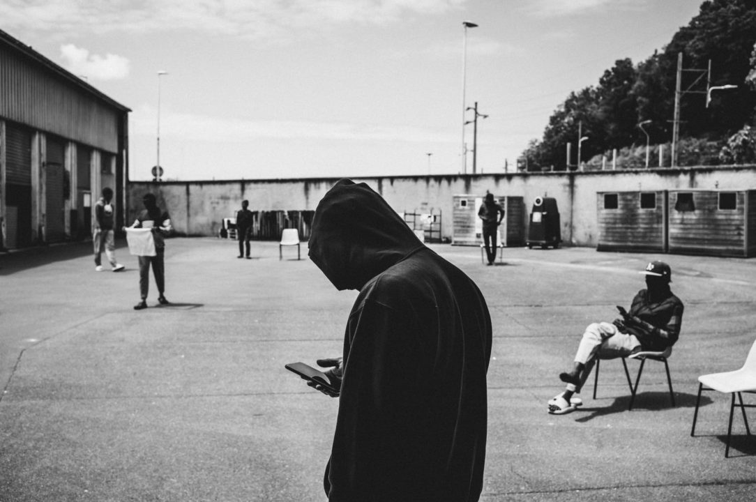 France, Bayonne, May 31 2024, Pausa is the reception centre for refugee migrant and asymul seekers after they have crossed the border between France and Spain. They rest here for a few days before setting off again. Here migrants in the outer courtyard of the reception center. Photograph by Guillaume FAUVEAU / HANS LUCAS for LIBERATION.
France, Bayonne, 31 Mai 2024, Pausa est le centre d accueil des migrants, refugies et demandeurs d asile apres qu ils aient passe la frontiere entre la France et l Espagne. Il s y reposent quelques jours avant de reprendre leur route. Ici des migrants dans la cour exterieure du centre d accueil. Photographie par Guillaume FAUVEAU / HANS LUCAS pour LIBERATION.