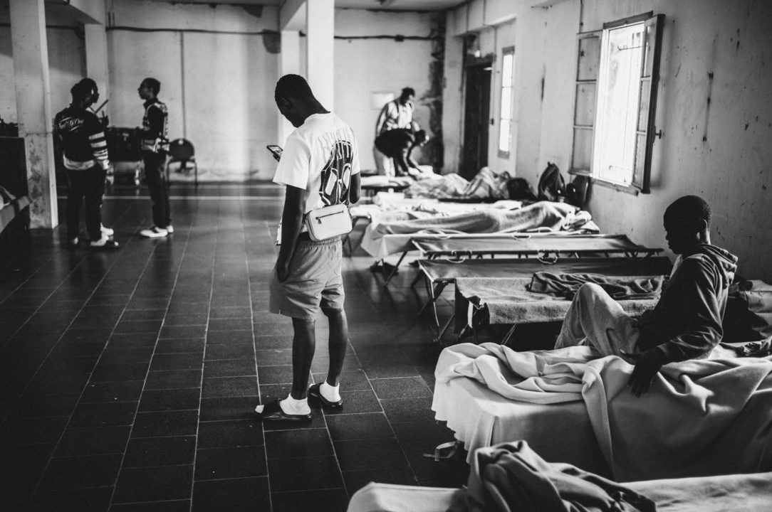 France, Bayonne, May 29 2024, Pausa is the reception centre for refugee migrant and asymul seekers after they have crossed the border between France and Spain. They rest here for a few days before setting off again. Here, migrants in Pausa s refectory. Photograph by Guillaume FAUVEAU / HANS LUCAS for LIBERATION.
France, Bayonne, 29 Mai 2024, Pausa est le centre d accueil des migrants, refugies et demandeurs d asile apres qu ils aient passe la frontiere entre la France et l Espagne. Il s y reposent quelques jours avant de reprendre leur route. Ici des migrants dans la salle du refectoire de Pausa. Photographie par Guillaume FAUVEAU / HANS LUCAS pour LIBERATION.