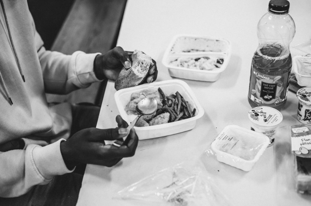 France, Bayonne, May 31 2024, Pausa is the reception centre for refugee migrant and asymul seekers after they have crossed the border between France and Spain. They rest here for a few days before setting off again. Here a migrant has lunch after arriving at the reception center. Photograph by Guillaume FAUVEAU / HANS LUCAS for LIBERATION.
France, Bayonne, 31 Mai 2024, Pausa est le centre d accueil des migrants, refugies et demandeurs d asile apres qu ils aient passe la frontiere entre la France et l Espagne. Il s y reposent quelques jours avant de reprendre leur route. Ici un migrant dejeune apres son arrivee au centre d accueil. Photographie par Guillaume FAUVEAU / HANS LUCAS pour LIBERATION.