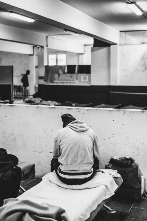 France, Bayonne, May 29 2024, Pausa is the reception centre for refugee migrant and asymul seekers after they have crossed the border between France and Spain. They rest here for a few days before setting off again. Here, a migrant on his bed in Pausa s refectory. Photograph by Guillaume FAUVEAU / HANS LUCAS for LIBERATION.
France, Bayonne, 29 Mai 2024, Pausa est le centre d accueil des migrants, refugies et demandeurs d asile apres qu ils aient passe la frontiere entre la France et l Espagne. Il s y reposent quelques jours avant de reprendre leur route. Ici un migrant sur son lit dans la salle du refectoire de Pausa. Photographie par Guillaume FAUVEAU / HANS LUCAS pour LIBERATION.